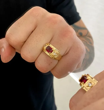 Anel Masculino Banhado A Ouro 18k Com Pedra Zircônia Vermelha e Zircônias Cristais 7g